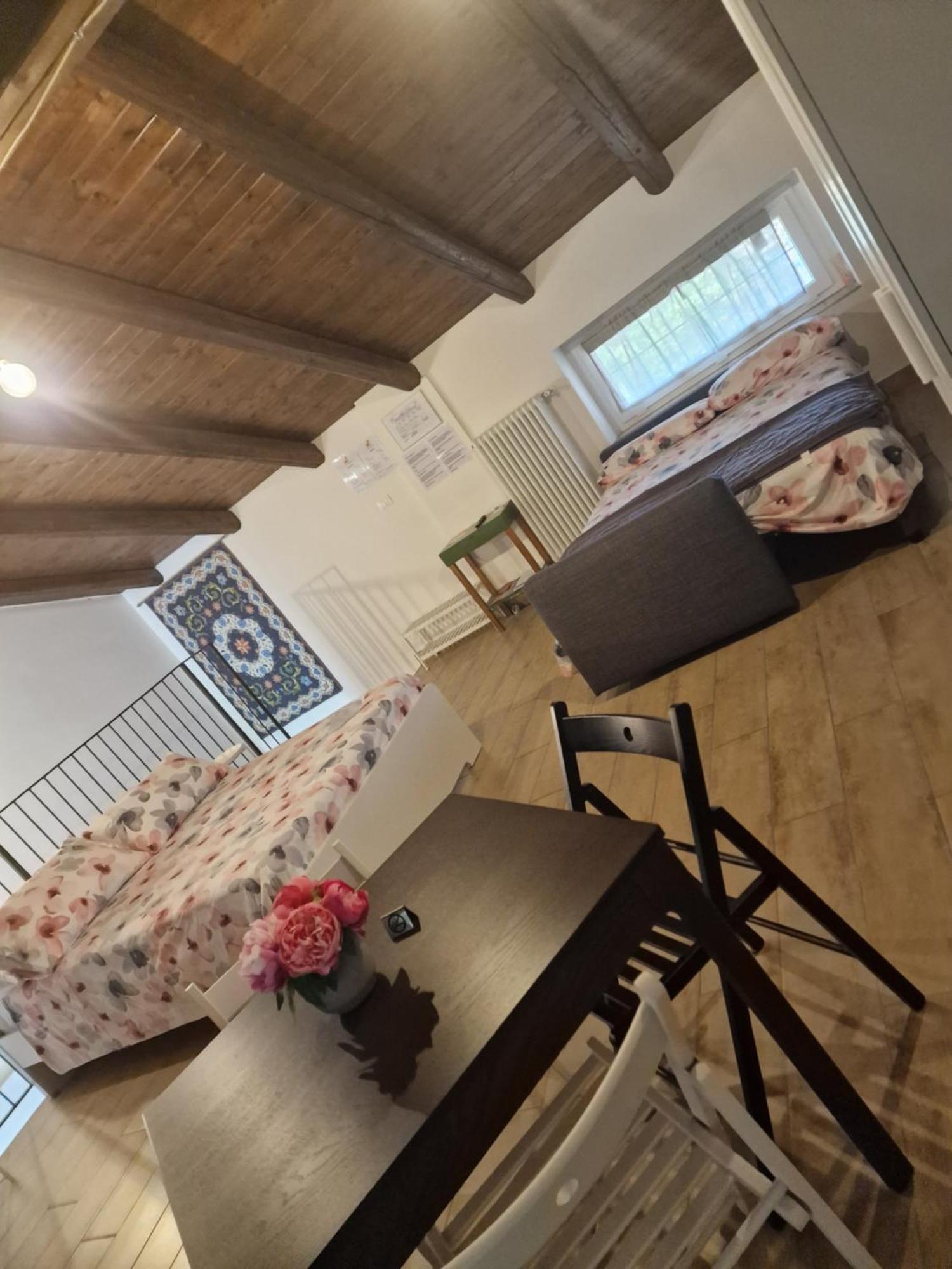 La Tana Dei Corgi Bed & Breakfast Moncrivello ภายนอก รูปภาพ